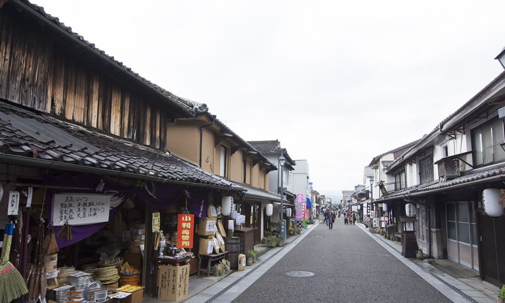 小京都として親しまれる豆田町を散策。