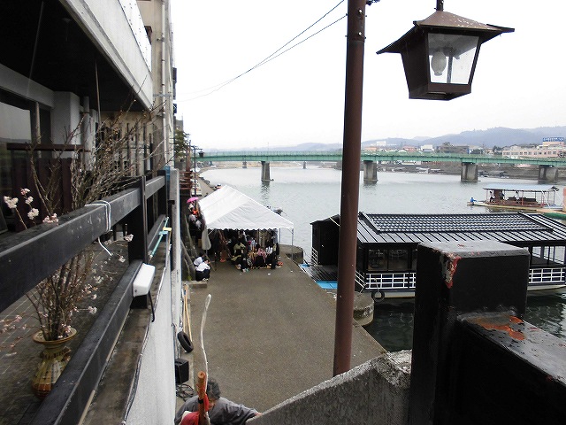 日田温泉三隈川 屋形船船上新酒蔵出し祭り着々と準備が出来ています