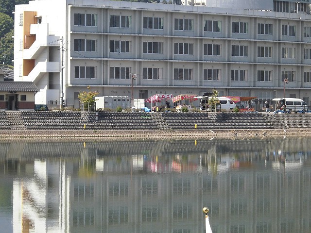 日田川開き観光祭 川の向こう側には屋台の準備 (1)