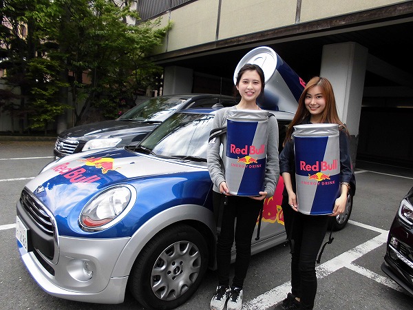 RED Bull こんな素敵な美女が２人でお届けくださいました (2)