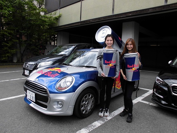 RED Bull こんな素敵な美女が２人でお届けくださいました (3)