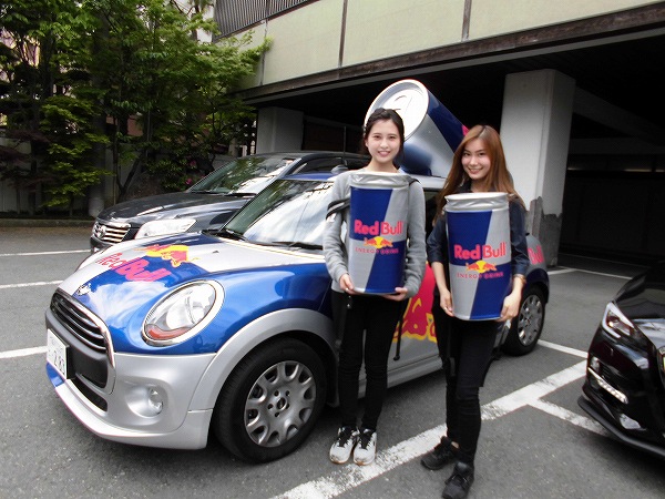 RED Bull こんな素敵な美女が２人でお届けくださいました (1)