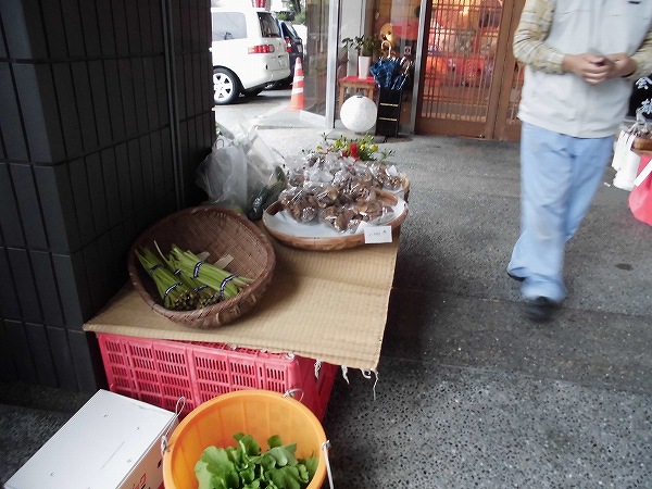 おんせん県おおいた 隈の朝市でございます (2)