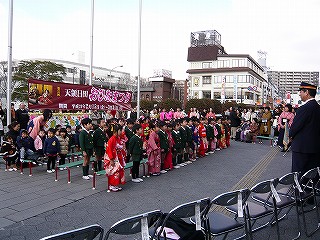 三隈幼稚園園児による青い目の人形パレード