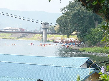 三隈川ではリバーフェスタバナナボートなど浮かんでいます