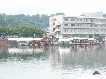 お盆です 水面の盆 盆で遊船（屋形船）です