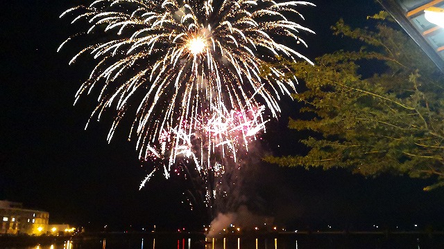 日田川開き観光祭に小規模ながら花火が上がります 日田温泉亀山亭ホテル 日田にある創業140余年の温泉宿