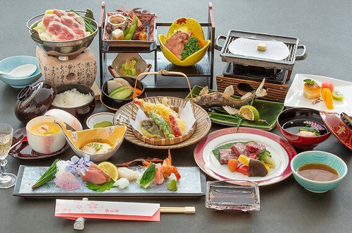 【和牛ロースに名物鴨鍋に旬魚の塩焼、天麩羅に三段盛りの『特選会席』 家族旅行応援♪】