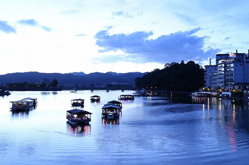 【屋形船でご夕食】牛カルビに名物鴨鍋に天ぷらの基本会席【鵜飼鑑賞付】 家族旅行応援